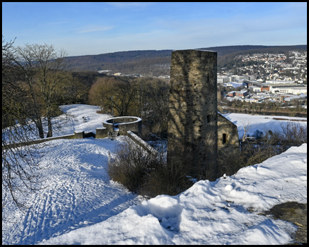 Gelände der Ruine Volmarstein in Wetter im Schnee