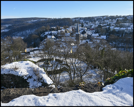 Blick von der Ruine Volmarstein auf den Ort Volmarstein im Schnee