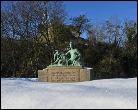 Ein Soldaten-Denkmal im Schnee