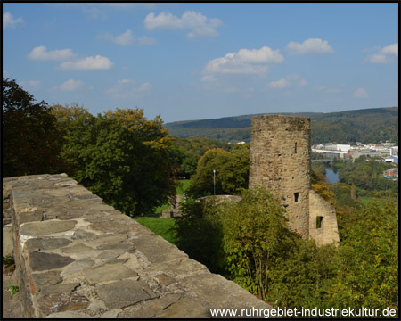 Blick vom eckigen auf den halben Turm (intakte Seite)