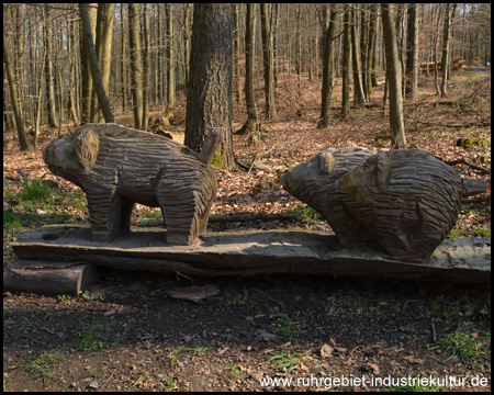Wildschweine aus Holz im Wald