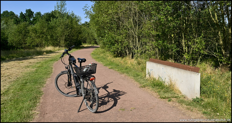 Ein Fahrrad vor einem Gedenkstein an der Sauren Wiese in Bochum