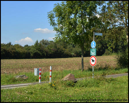 Beginn des beschilderten "Schacht-VI-Weg"