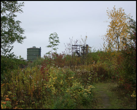 Pfad mit Aussicht auf Gasometer und Hochofen