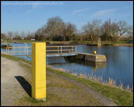 Steg im Oberwasser des Kanals