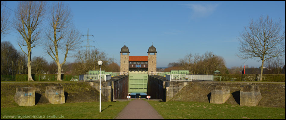 Alte Schachtschleuse im Schleusenpark Waltrop von der Südostseite gesehen: Fußgängerweg durch die Schleuse