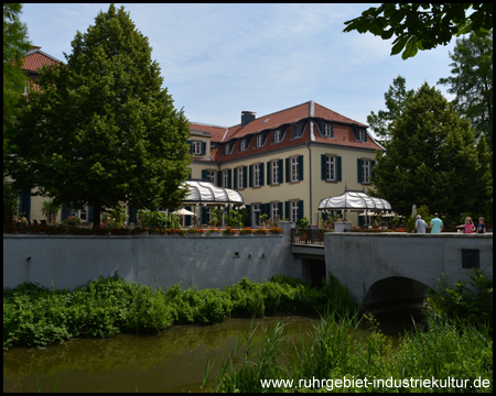 Haupt- und südlicher Seitenflügel vom Schloss Berge