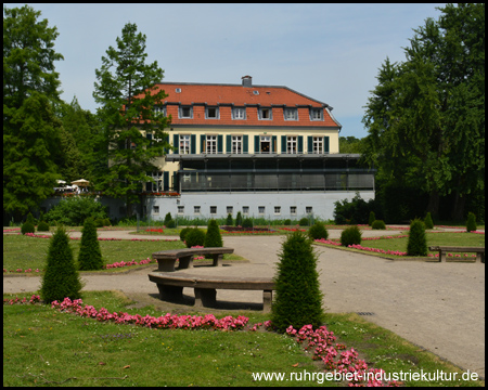 Kunstgarten mit Südflügel im Hintergrund