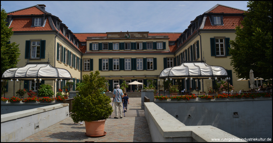 Auf der Brücke zum Hauptflügel und den beiden Seitenflügeln des Schloss Berge