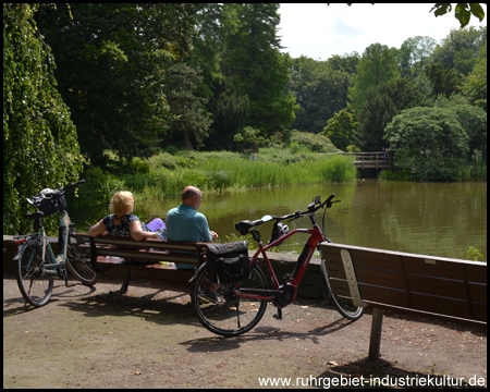 Rast am Schlossteich mit Brücke zur Insel im Hintergrund