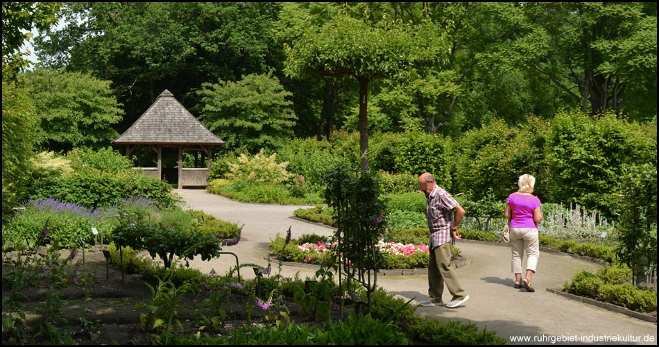 Im Stauden- und Blumengarten am Schloss. Rechts befindet sich das Labyrinth