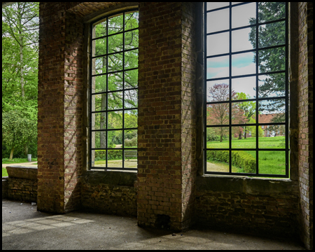 Blick durchs Fenster in den Schlosspark Herten