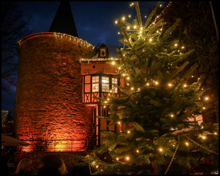 Bergfried und Weihnachtsbaum von Schloss Hohenlimburg