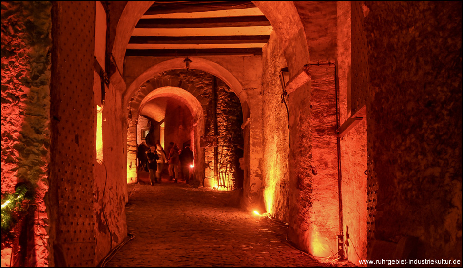 Beleuchteter Tordurchgang am Schloss Hohenlimburg während des Weihnachtsmarktes