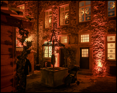 Schlosshof Hohenlimburg mit Ziehbrunnen, farbig beleuchtet