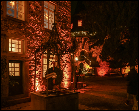 Schlosshof Hohenlimburg mit Ziehbrunnen, farbig beleuchtet