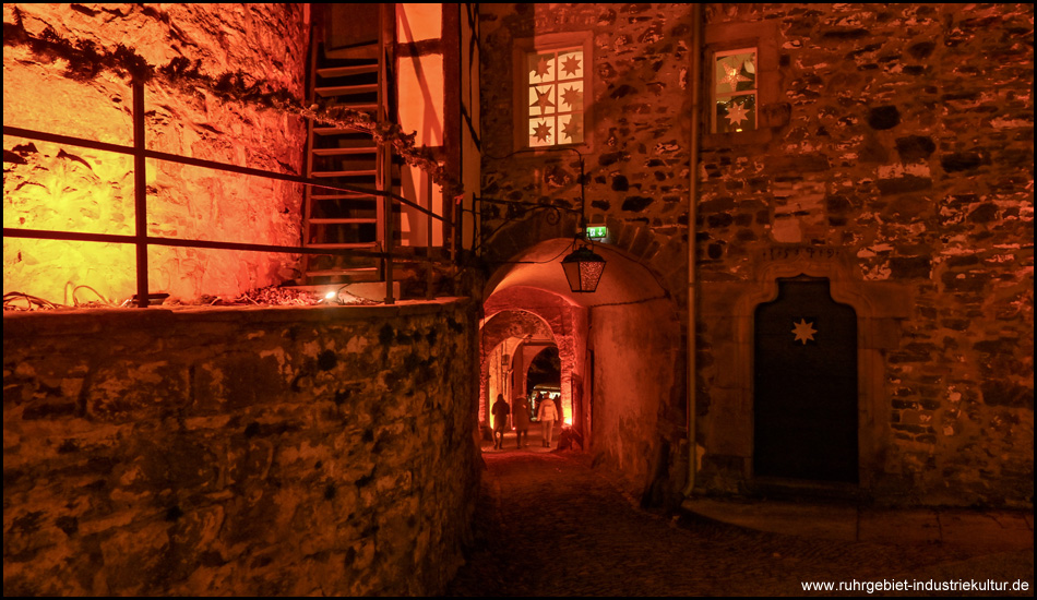 Rot beleuchtete Torbögen und Bergfried am Schloss Hohenlimburg in Hagen