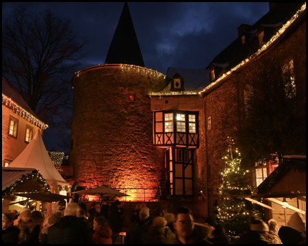 Im Hof von Schloss Hohenlimburg mit Weihnachtsbaum und Weihnachtsmarkt