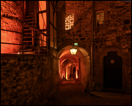 Lampe über einem Torbogen am Schloss Holibu