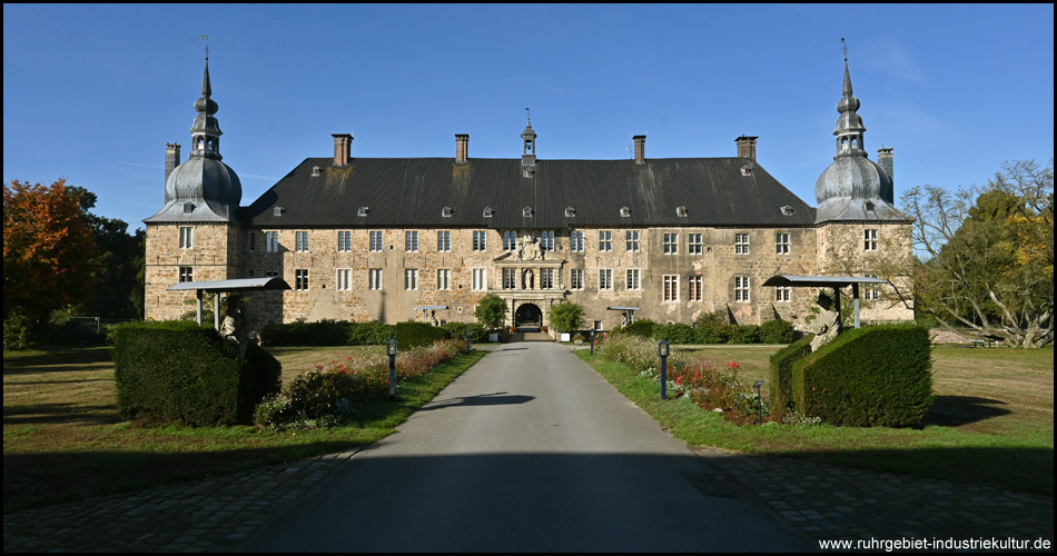 Haupthaus von Schloss Lembeck, gesehen aus der Vorburg von Osten