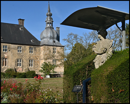 Statue vor Schloss mit Turm