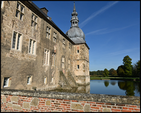 Wasserschloss mit Wassergraben und Eckturm