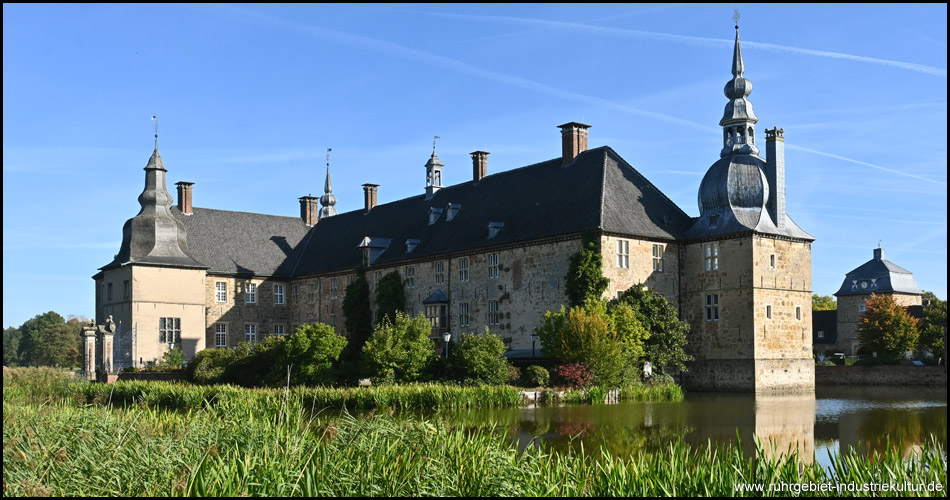 Hauptgebäude von Schloss Lembeck, von Südwesten gesehen