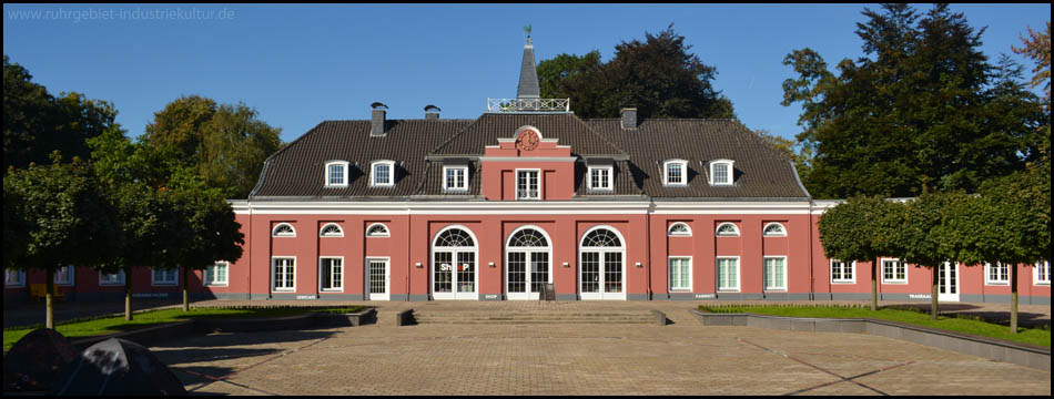 Gepflegter Schlosshof mit dem Kleinen Schloss auf der Westseite