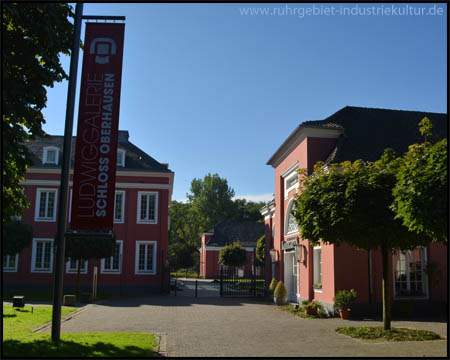 aupthaus mit Ludwiggalerie links und Gastronomie rechts