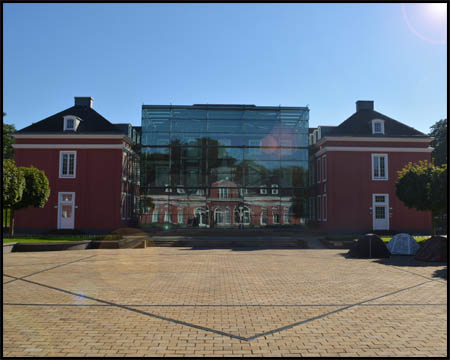 Haupthaus mit Glaskubus auf der Ostseite