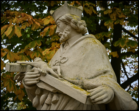 Eine Statue mit Kreuz und Jesuskind