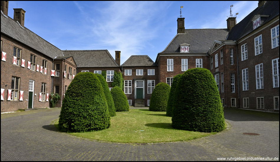 Schloss Ringenberg, Innenhof mit umlagerten Backstein-Gebäuden