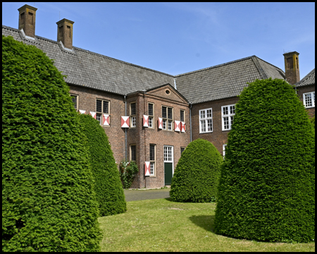 Innenhof von Schloss Ringenberg mit künstlerisch beschnittenen Büschen