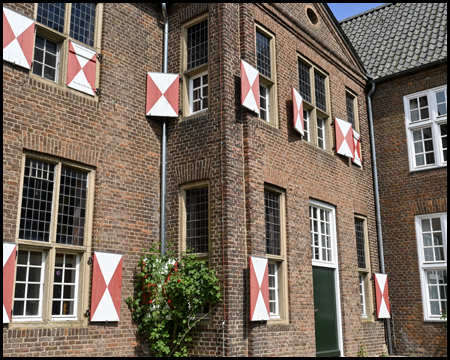 Fenster von Schloss ringenberg mit weiß-roten Fensterläden