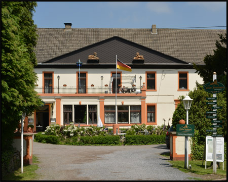 Klassizistisch umgebautes Herrenhaus