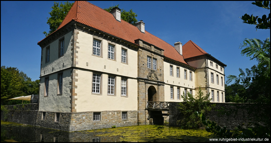 Südflügel von Schloss Strünkede mit dem einzigen Zugang über die Gräfte