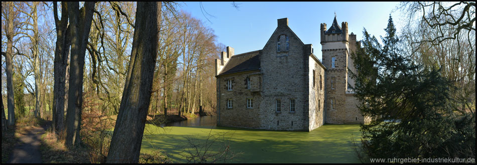 Ansicht über die Gräfte vom ringförmigen Pfad um das Schloss