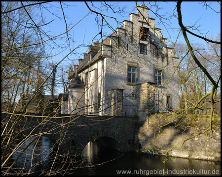 Der Schlosshof wird über eine Brücke erreicht