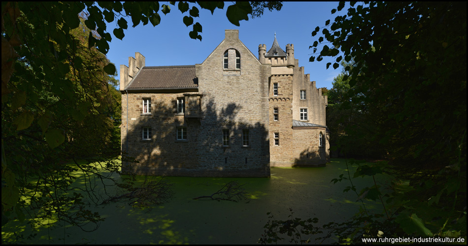 Panoramablick auf das Wasserschloss im Sommer