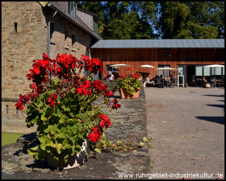 Im Sommer blüht es auf dem Schlosshof und das Café ist besucht