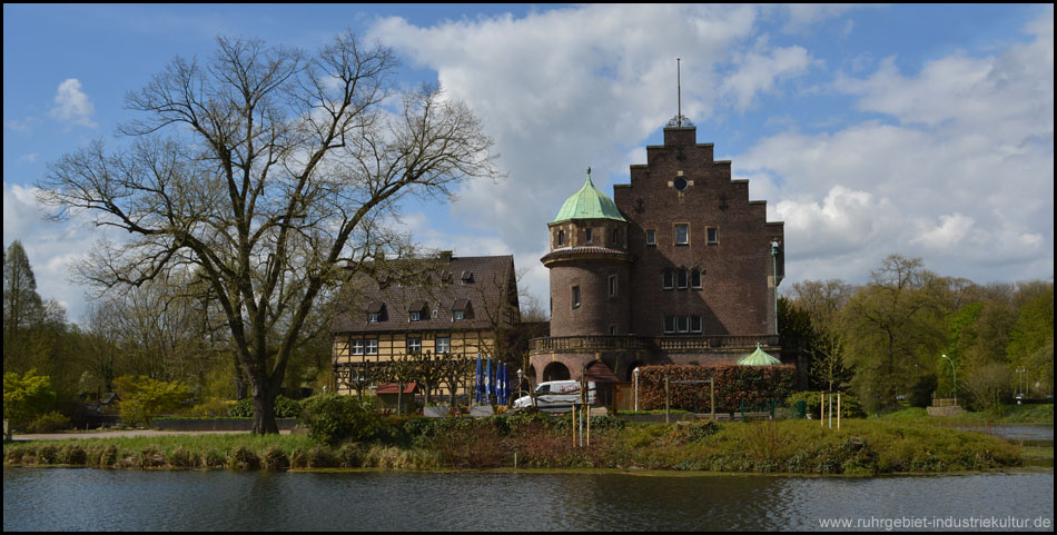 Aussicht vom Schlosspark über die Teichlandschaft zur Schlossinsel mit dem Haupthaus (rechts) und dem Herrenhaus mit Museum