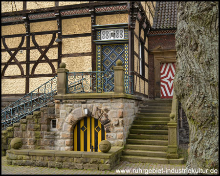 Farbenfrohe Türen am Herrenhaus