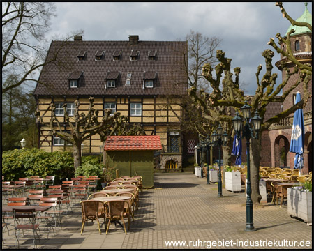 Café-Terrasse vor Herren- und Haupthaus auf der Schlossinsel