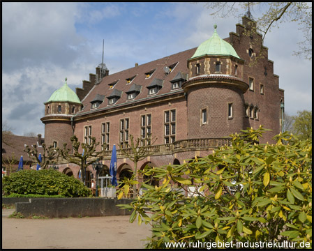 Backstein-Haupthaus mit den zwei Rundtürmen