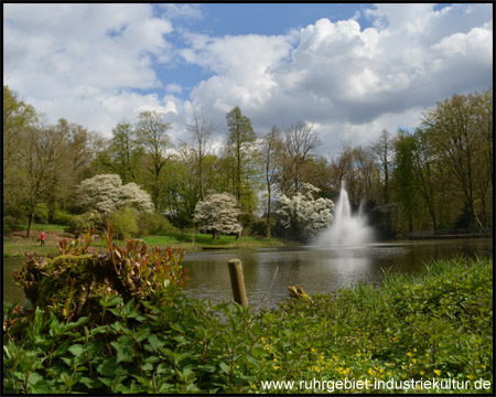 Teich mit Wasserspiel im Norden des Wittringer Waldes