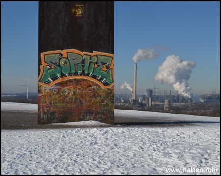 Bramme für das Ruhrgebiet auf der Schurenbachhalde im Schnee