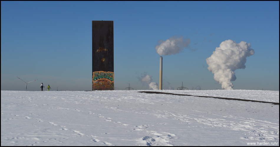 Windrad, Stahlbramme und Schornsteine: Landmarken in einer Reihe nebeneinander