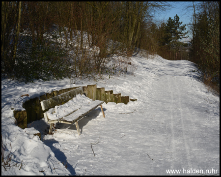 Sitzbank im Schnee