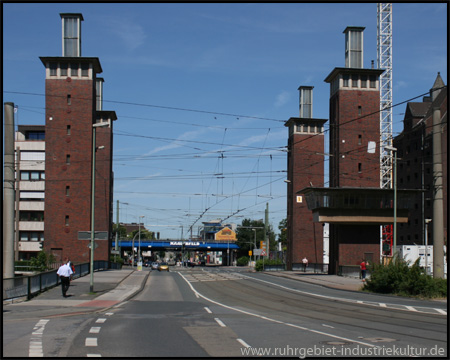 Schwanenstraße und Straßenbahn auf der Brücke