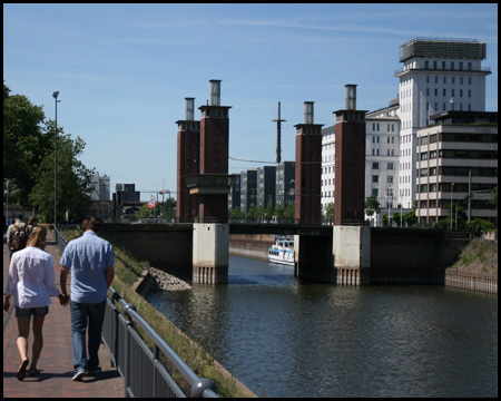 Promenade vom Altstadtpark entlang des Innenhafens